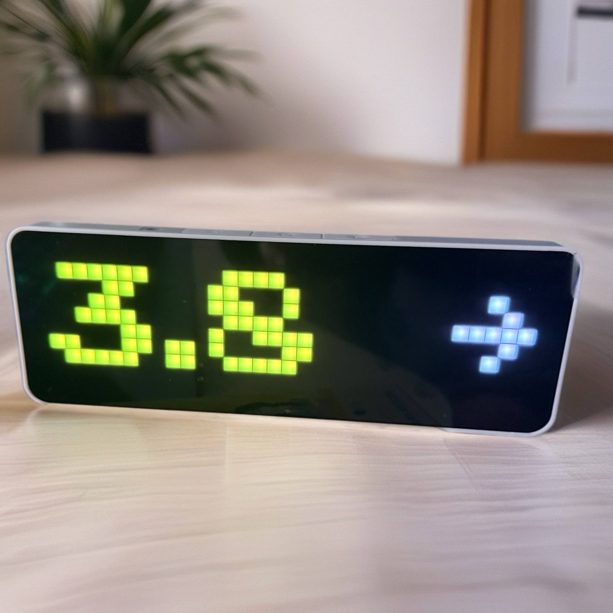 Настільний годинник з яскравим дисплеєм, показує час.