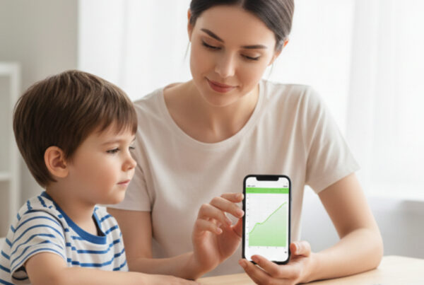 Мати і син дивляться графік на смартфоні.