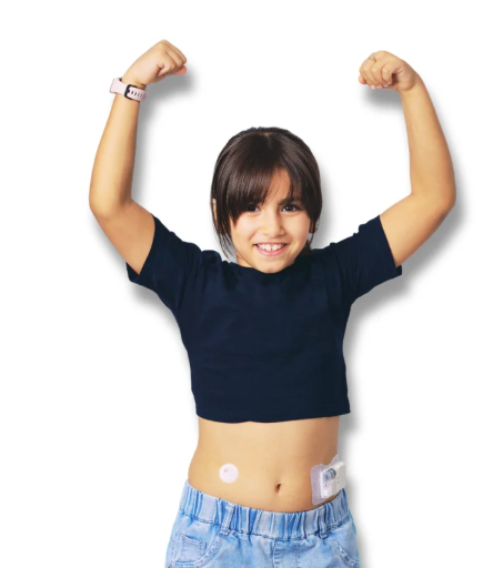 Дитина піднімає руки, демонструючи силу та усмішку