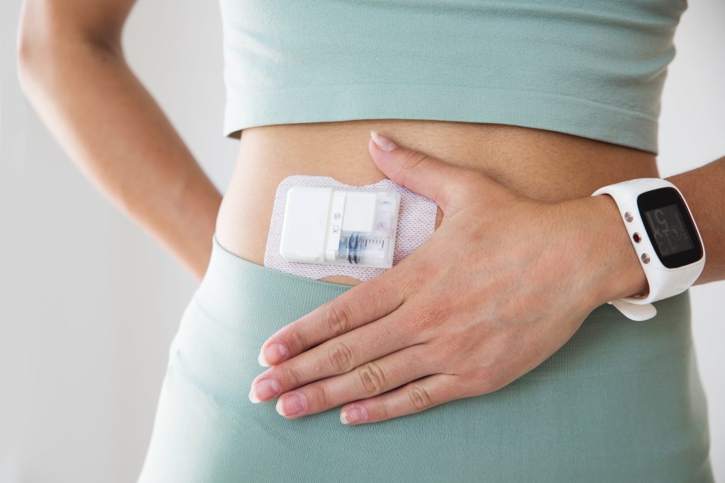 Глюкозний сенсор на животі жінки